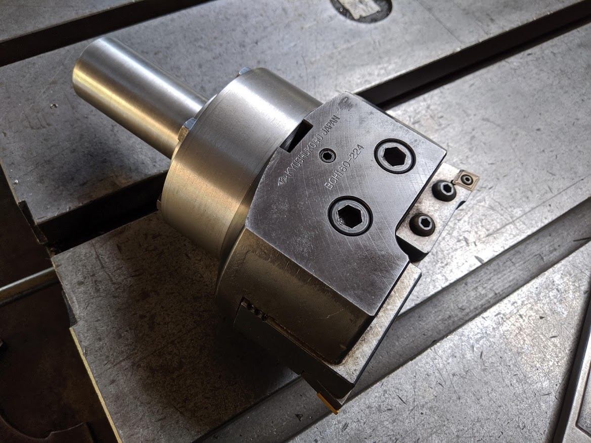 完成したアジャスタブルバランスカッター(BCH 160-224)のホルダー。