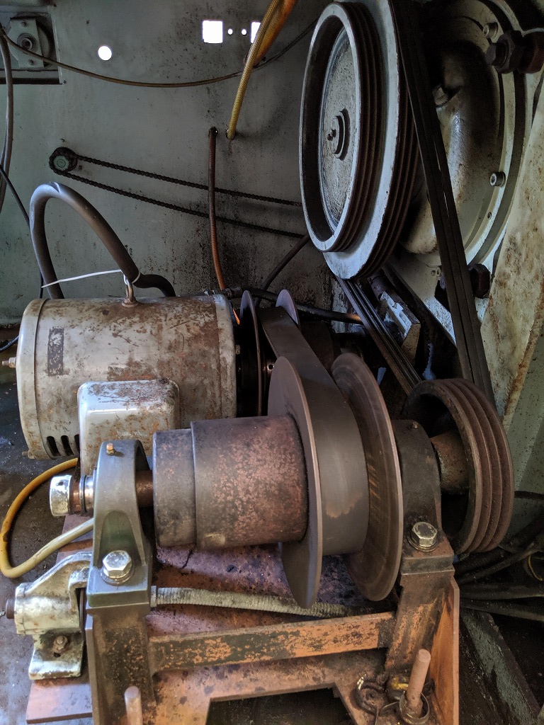 コンターマシンの無段変速装置（切断刃回転用）。