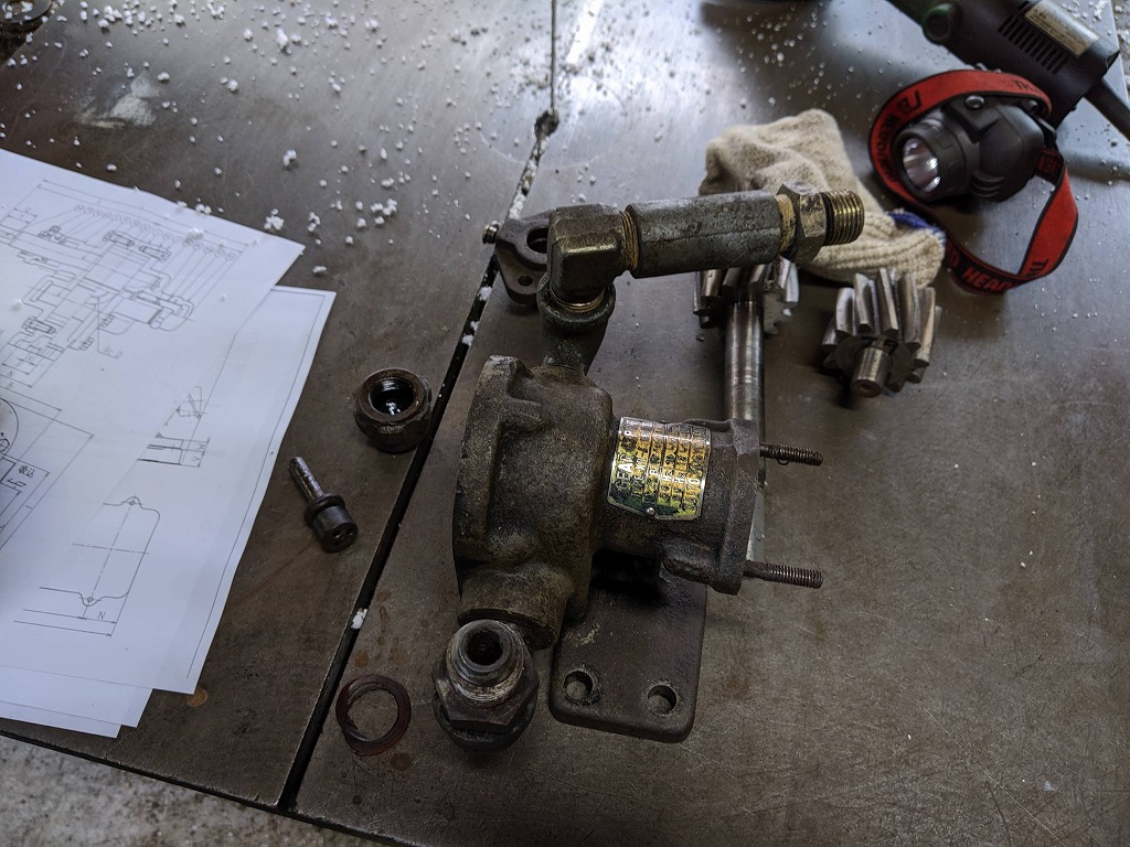 取り外したギアポンプ。