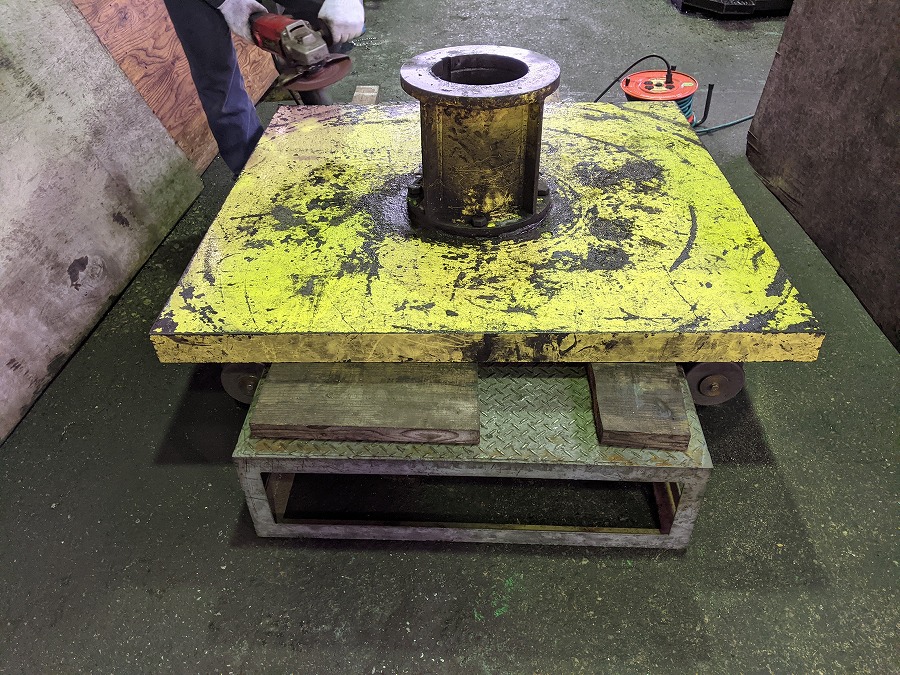 回転台をエアーシリンダーで上下させる際に活躍するガイドケースが台車土台に溶接で固定されていたので取り外します!