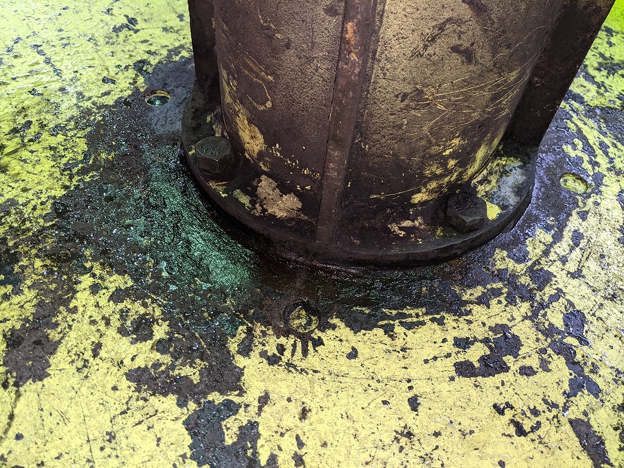 ベアリングケースガイドを固定するボルトは完全に緩んでいて代わりに溶接で固定されています。