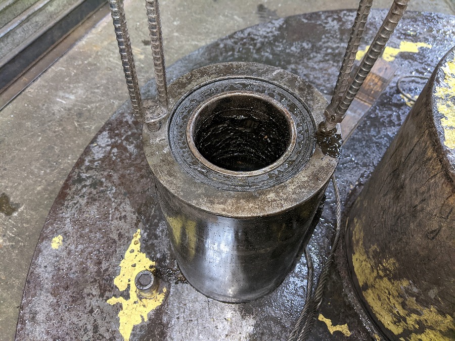 ベアリングケースガイドに入るベアリングケース。損傷がかなり見られ、即新作決定となりました。