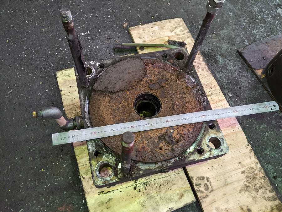 分解したエアーシリンダーのロッド側プレートに大量のゴミが！！