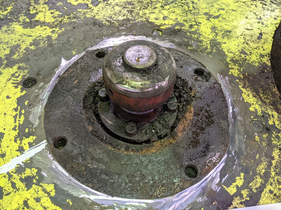 エアーシリンダーの先端金具がかじれて全く動かない状態。仕方なくガス切断して取り外し。