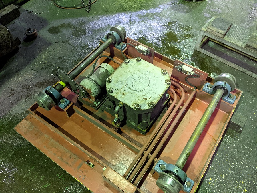 回転台をエアーシリンダーで上下する装置に付いていたエアーシリンダーを取り外し。