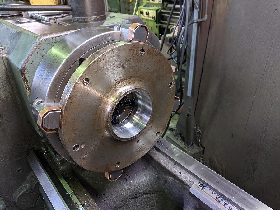 フランジに付いていた軸を丸ごと削り落とし。