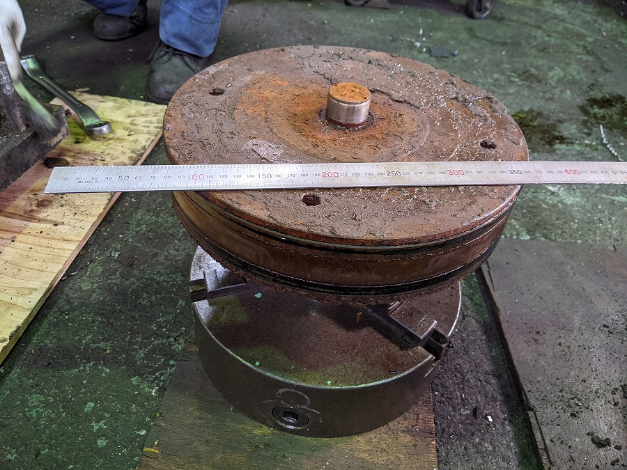 取り外したエアーシリンダーのピストンにも大量のゴミが！！