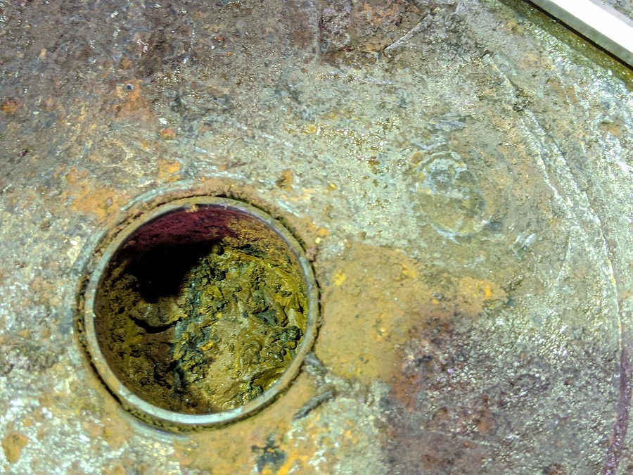 今回はエアーシリンダーの至る所に大量のゴミが固着しています。