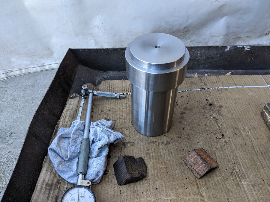 焼き嵌めする軸を用意。穴をシリンダーゲージで測定しながら焼き嵌めするタイミングを図ります。