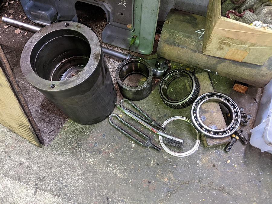 回転台が回転する為のベアリングケースが酷く傷んでいたのでスケッチ→新作。