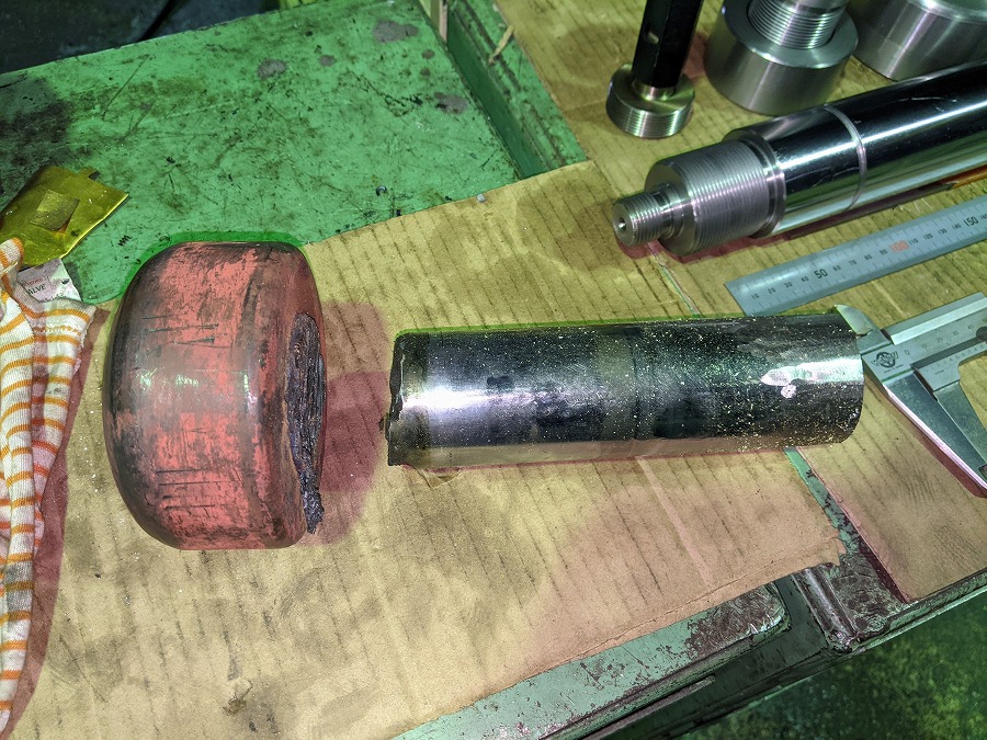 ピストン同様に無理矢理切断分解した先端金具。