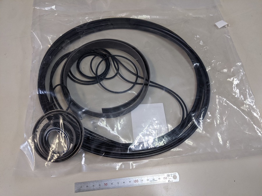 今回修理するエアーシリンダーのパッキンセットをメーカーから取り寄せ。