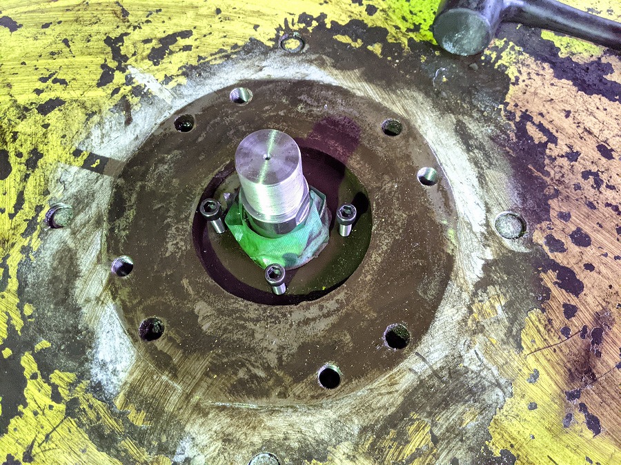 オーバーホールした大きなエアーシリンダーを回転台車に取り付け。