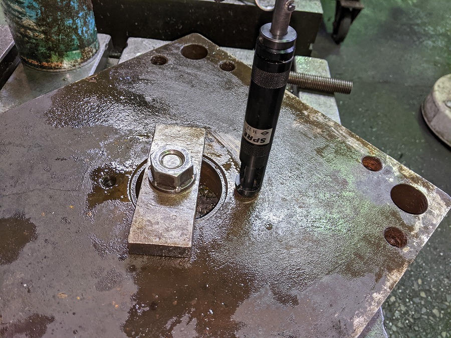 傷んだネジ穴の下穴を大きくしてインサートタップ立て。その後、専用工具を使ってインサートコイルを挿入。