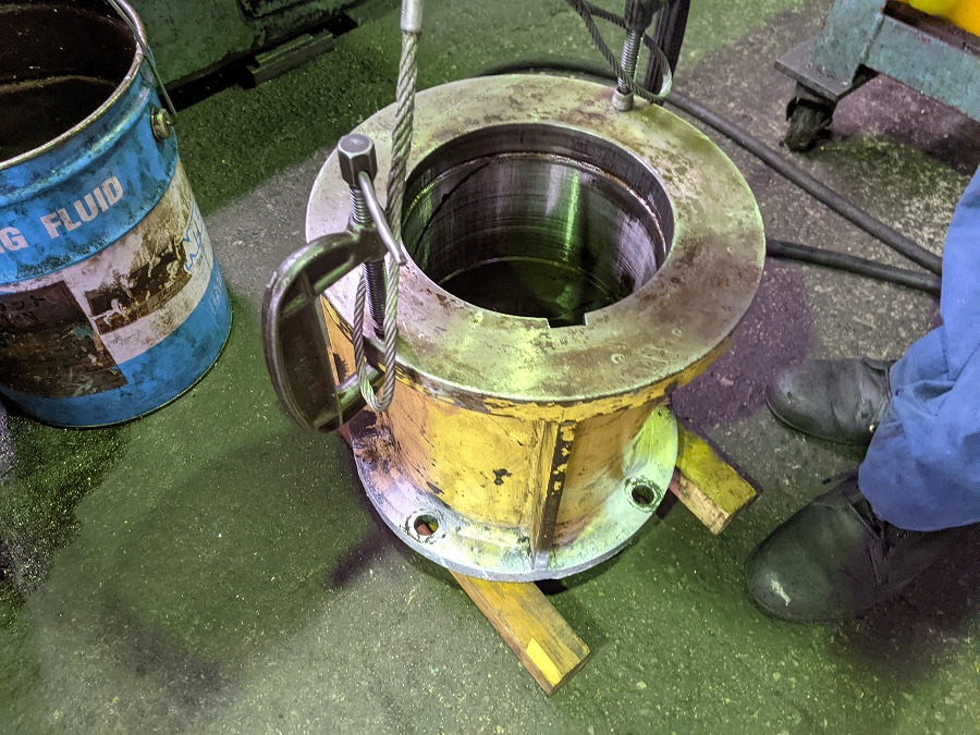 ガタガタに傷んでいたベアリングケースガイドは内径等を機械で丁寧に修正加工。