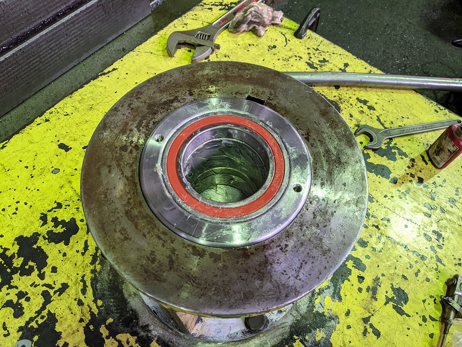 製作したベアリングケースに特殊なベアリングを組み込み。