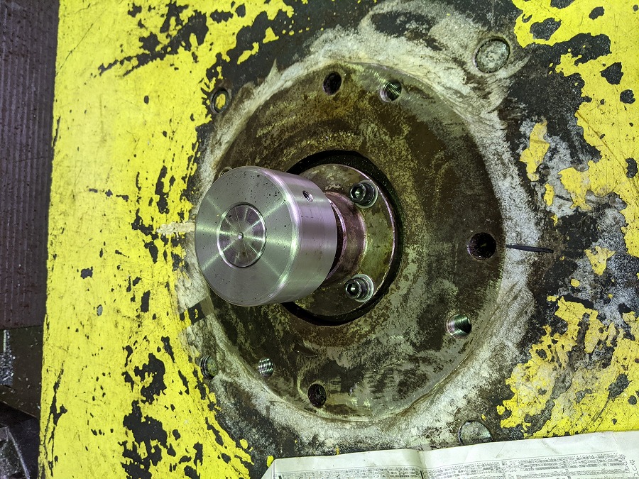 エアシリンダーの先端にスケッチして製作した先端金具を取り付け。過酷な使用環境になるのでかなりガッチリロックしました。