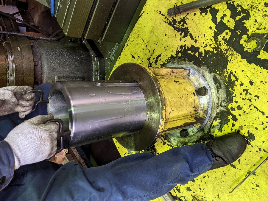 修正加工したベアリングケースガイドの内径からベアリングケースの外径を決定して加工。