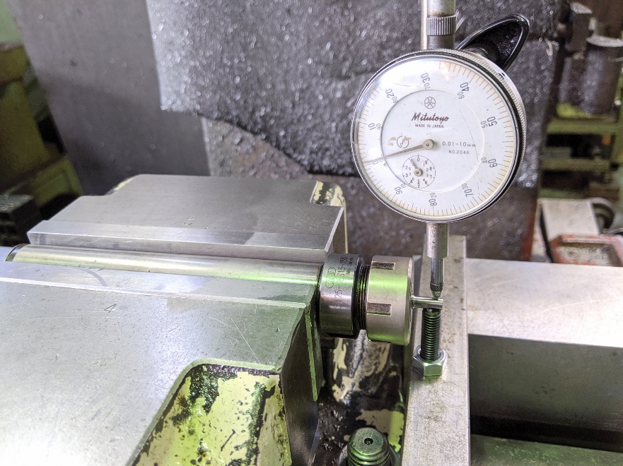 小さい工具をフライスにセット。