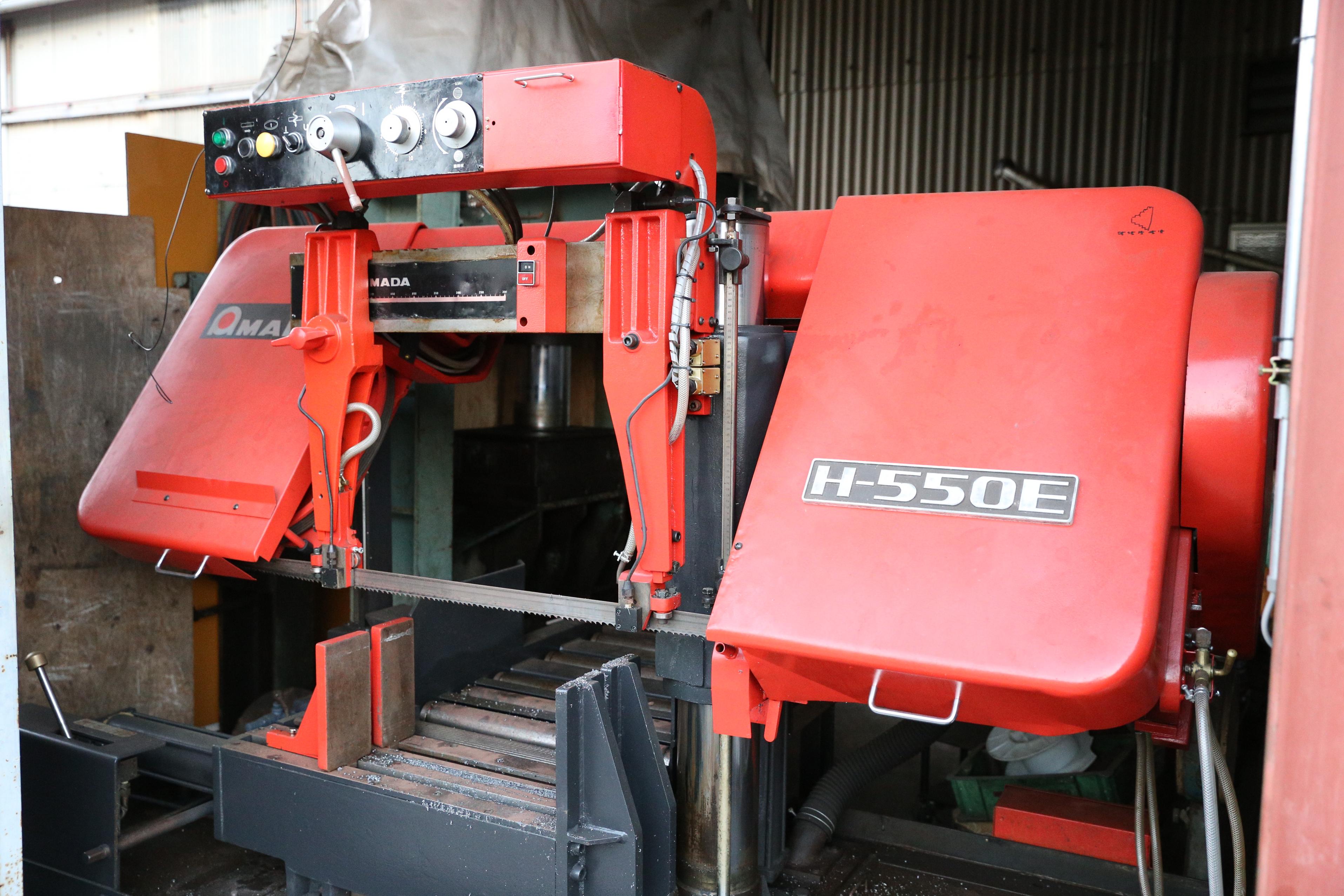 アマダ製の鋸盤　H-550E　刃が垂直に下降する便利な鋸盤です。