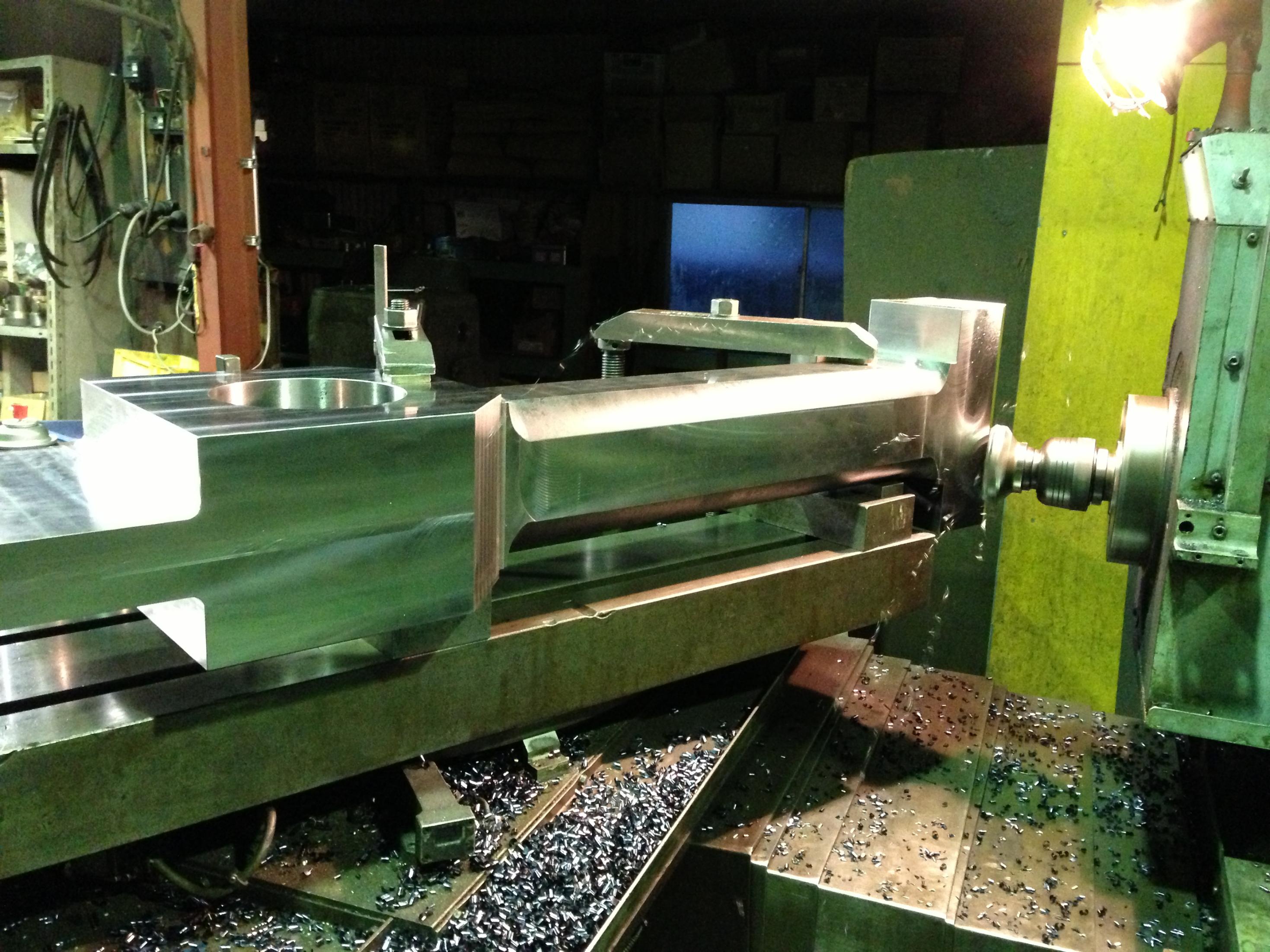 大型プレスで使用される部品を横中ぐり盤で加工。