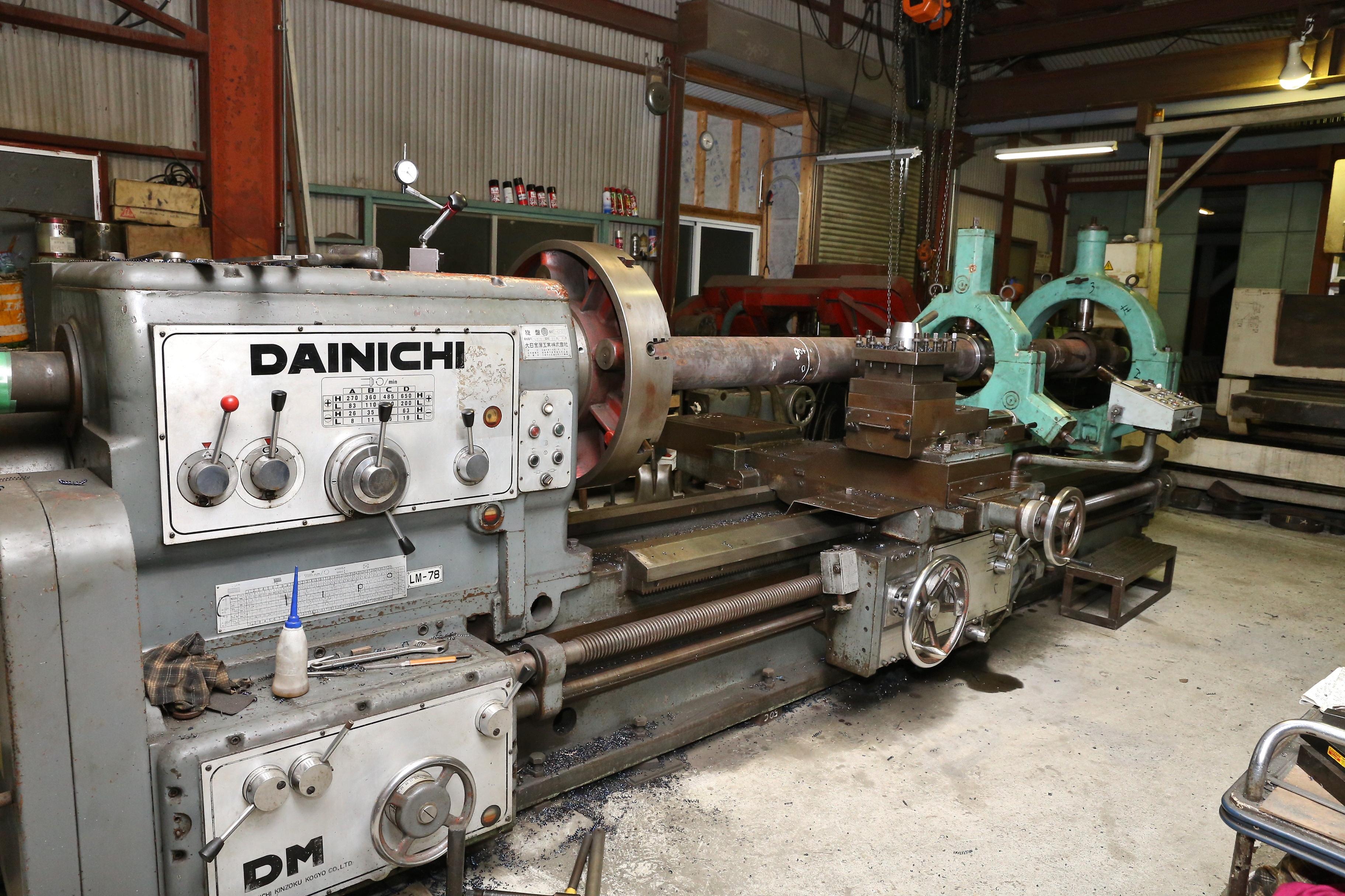 大日製の普通旋盤　DM-102-300　長さ3mまで加工できます。
