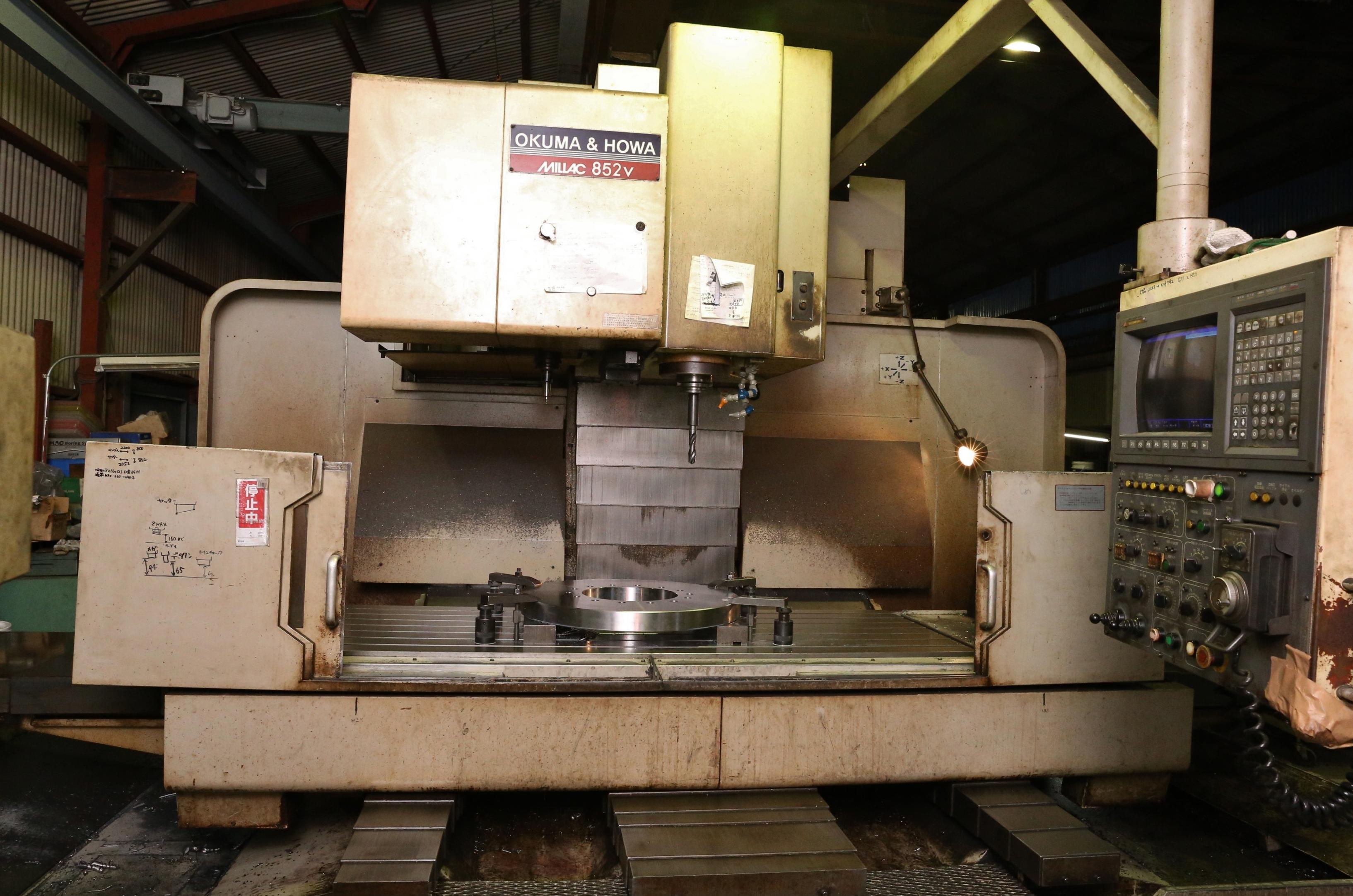 大隈豊和製のマシニングセンタ　MILLAC852V　長さ2m、幅850まで加工できます。