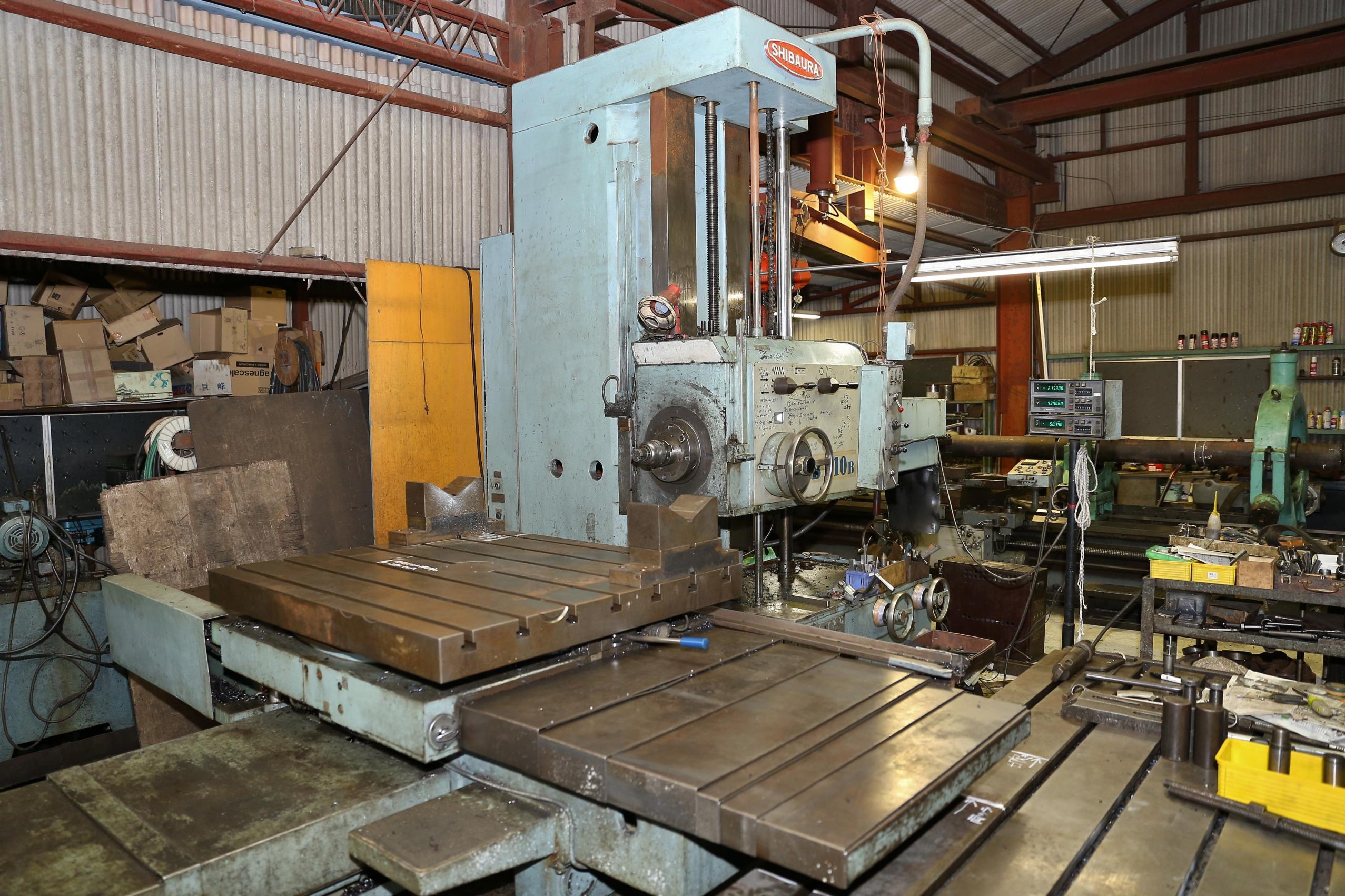 東芝機械製の横中ぐり盤　BT10B　長尺モノ・大型のモノの側面加工に重宝しています。