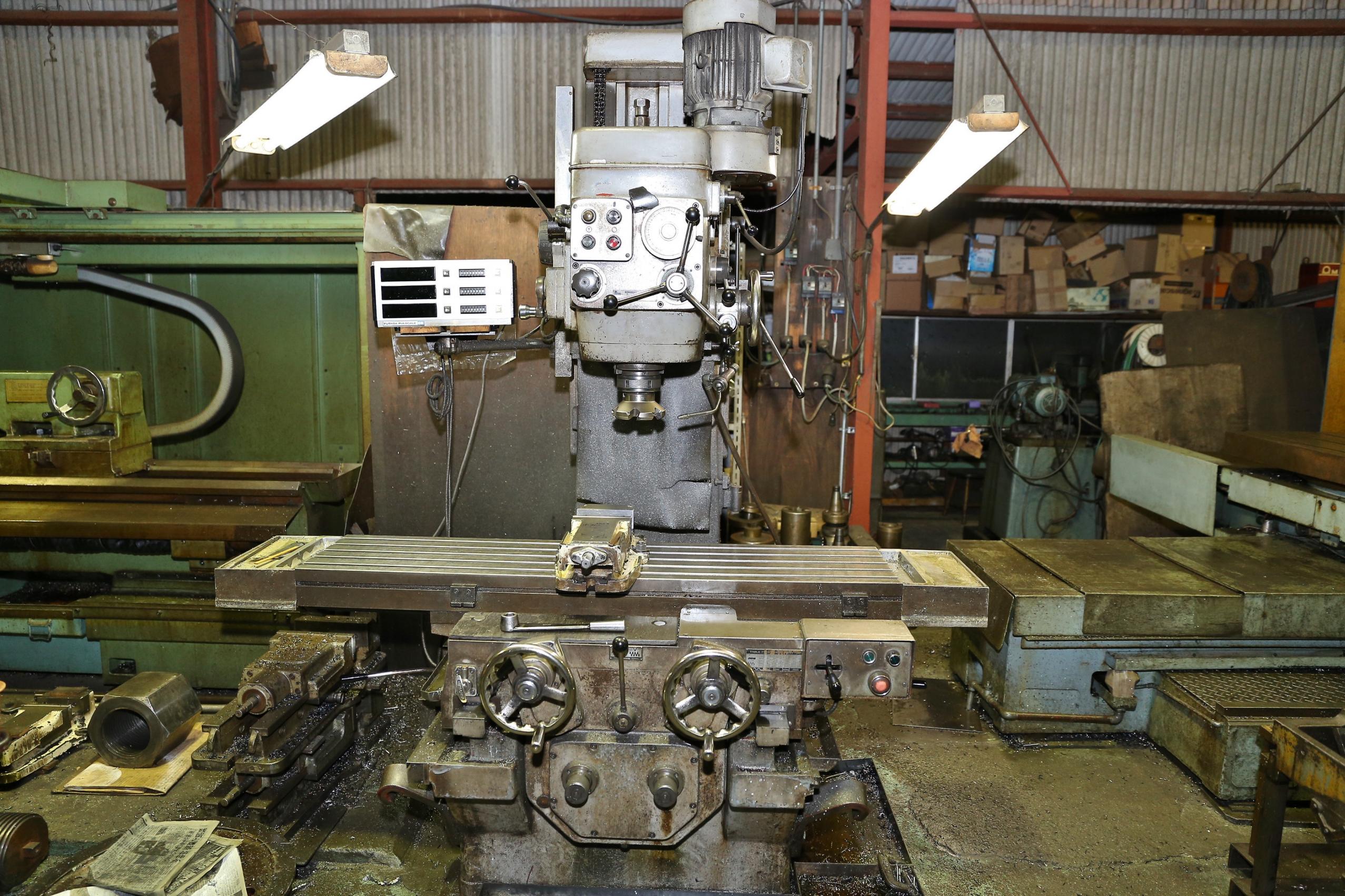 山﨑技研製の立フライス　YZ-8C　ちょこまかした加工が大の得意のフライスです。