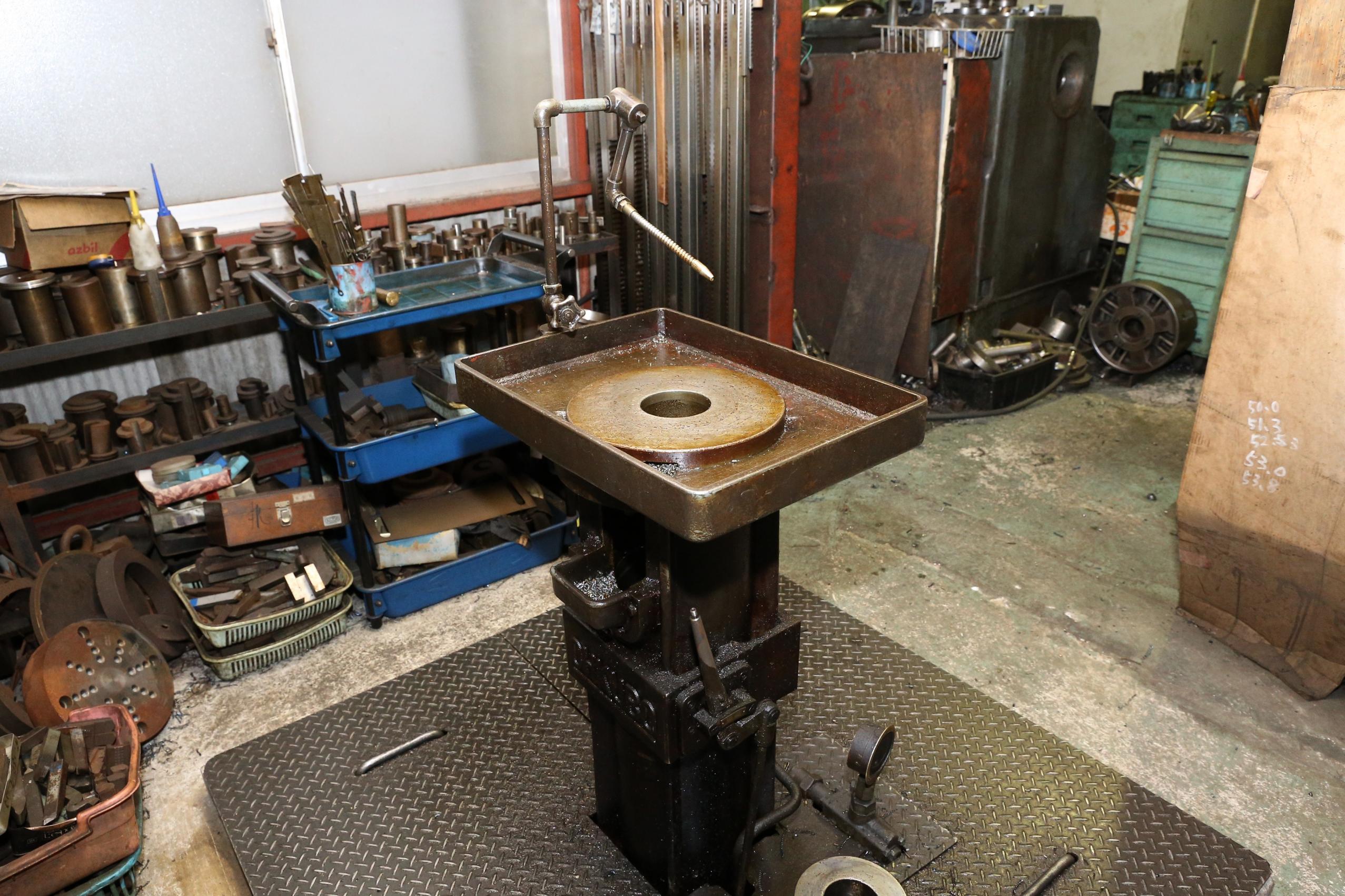 大窪精機製のブローチ盤　OVB-8　様々なキー溝加工に幅広く対応しています。