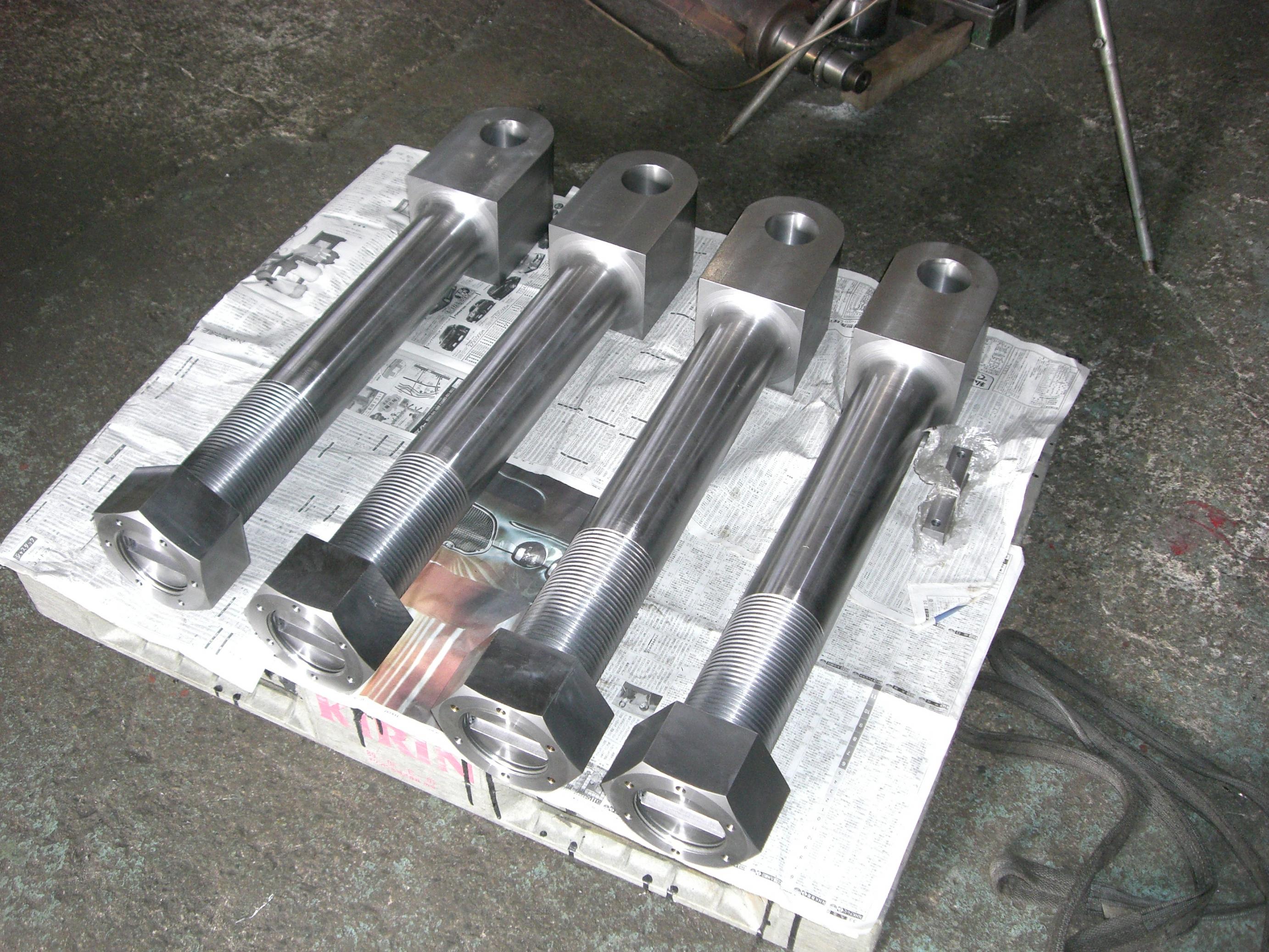 大きなテンション調整ボルトとナット