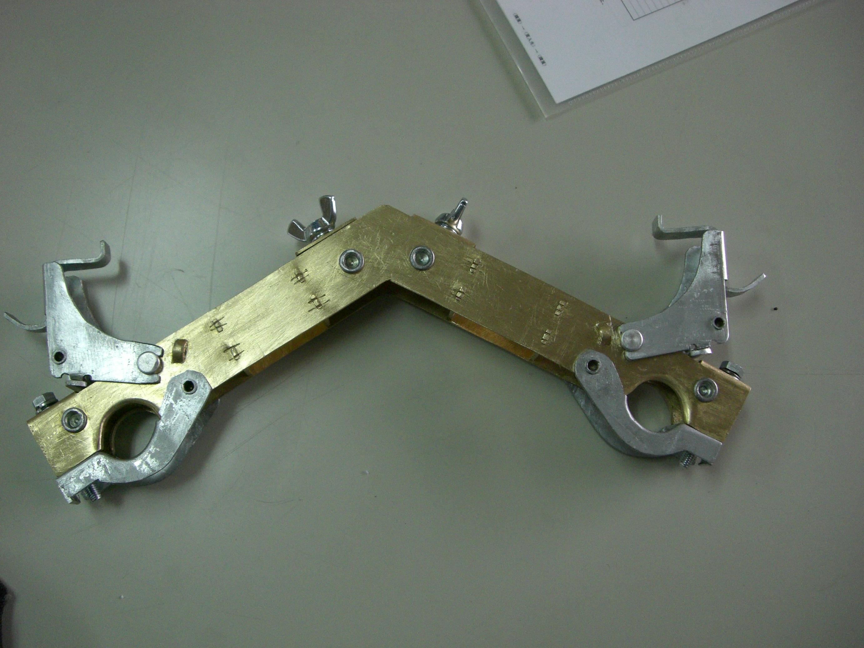 天井クレーンで使用される集電装置（パンタグラフ）製作