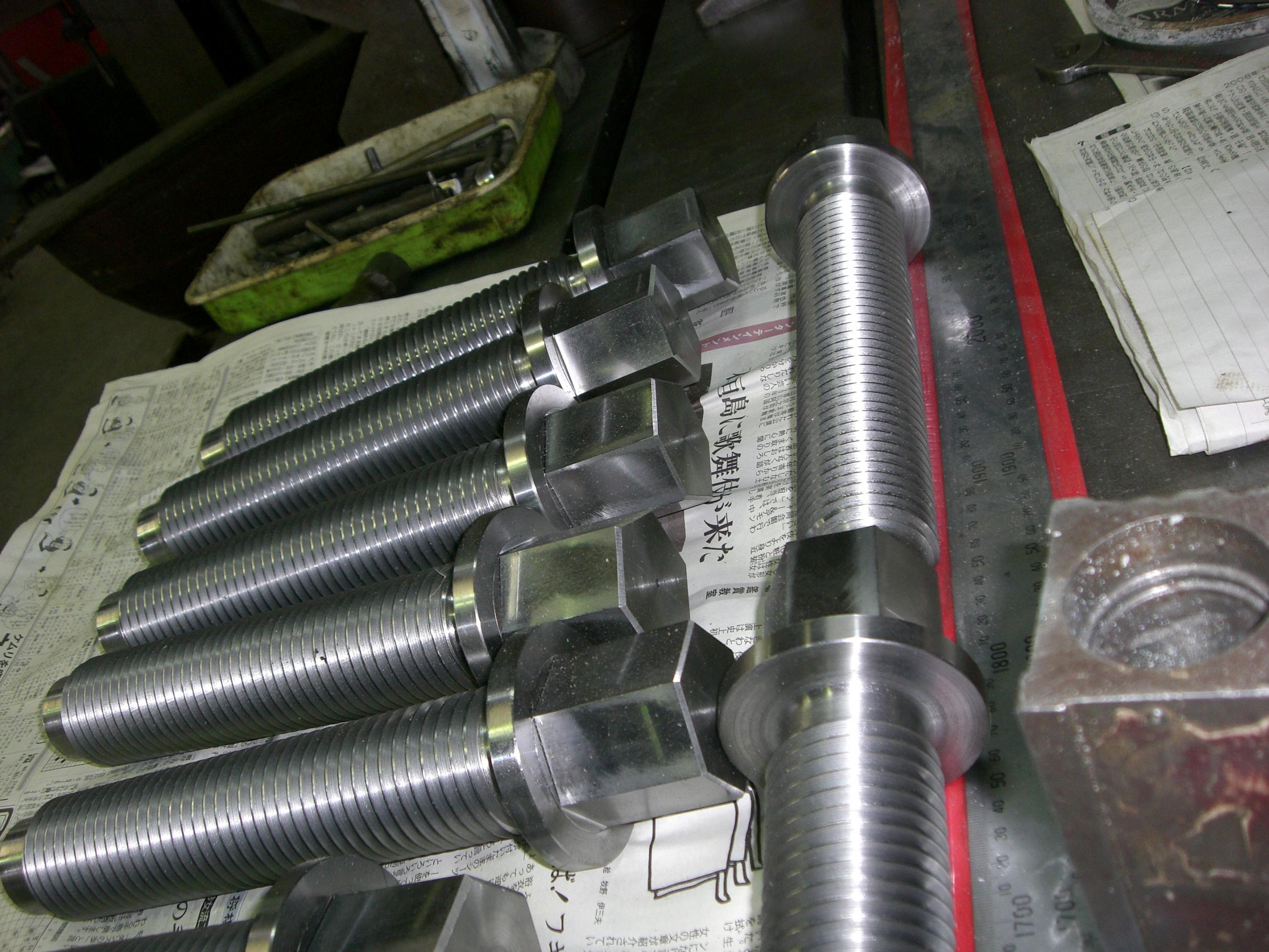 六角形の頭＋フランジ付きのボルト。