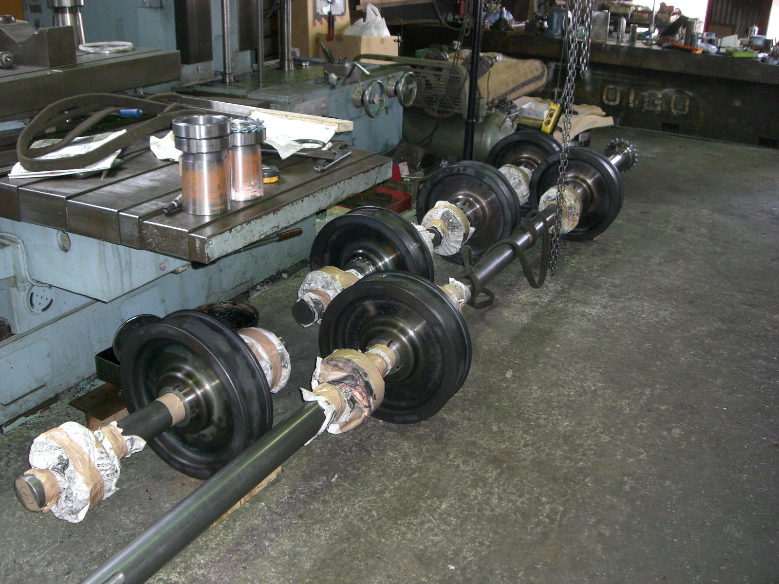 遠心鋳造機で使用される車輪と軸。