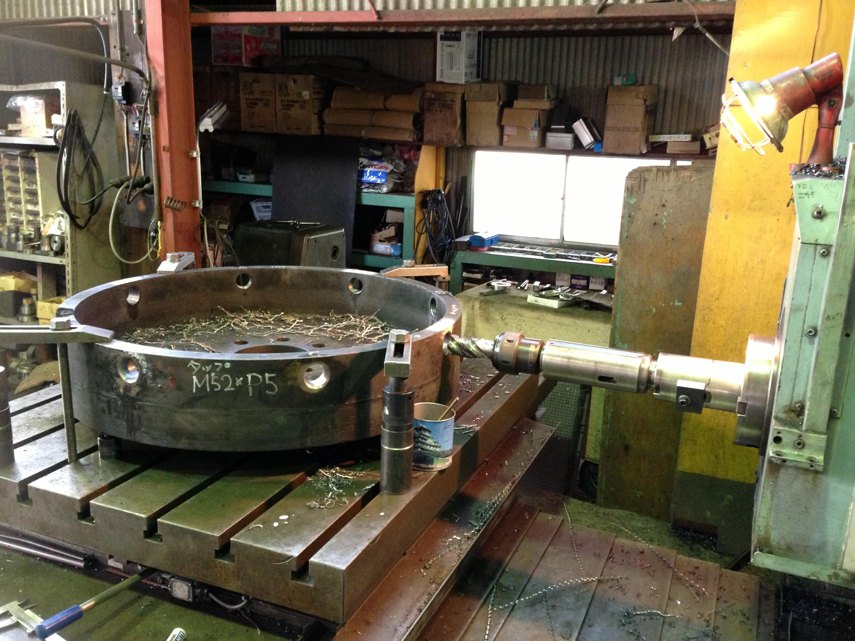 横中ぐり盤で大径フランジにM52のタップ立て。