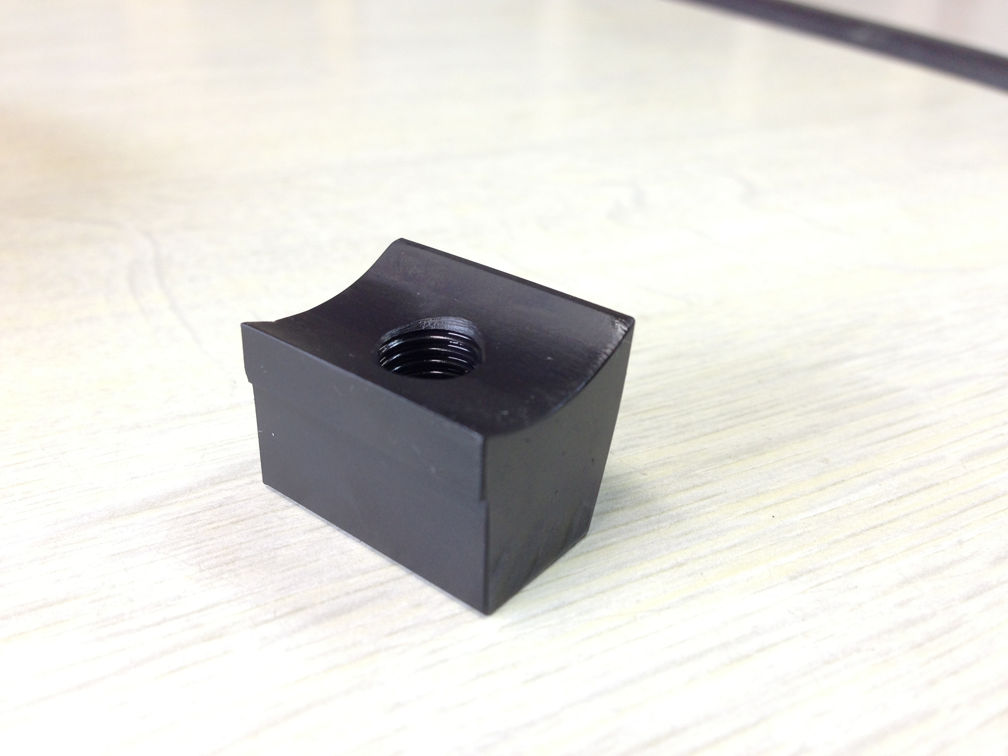 大型で特殊なフェースミルに付属するチップ押さえ金具。