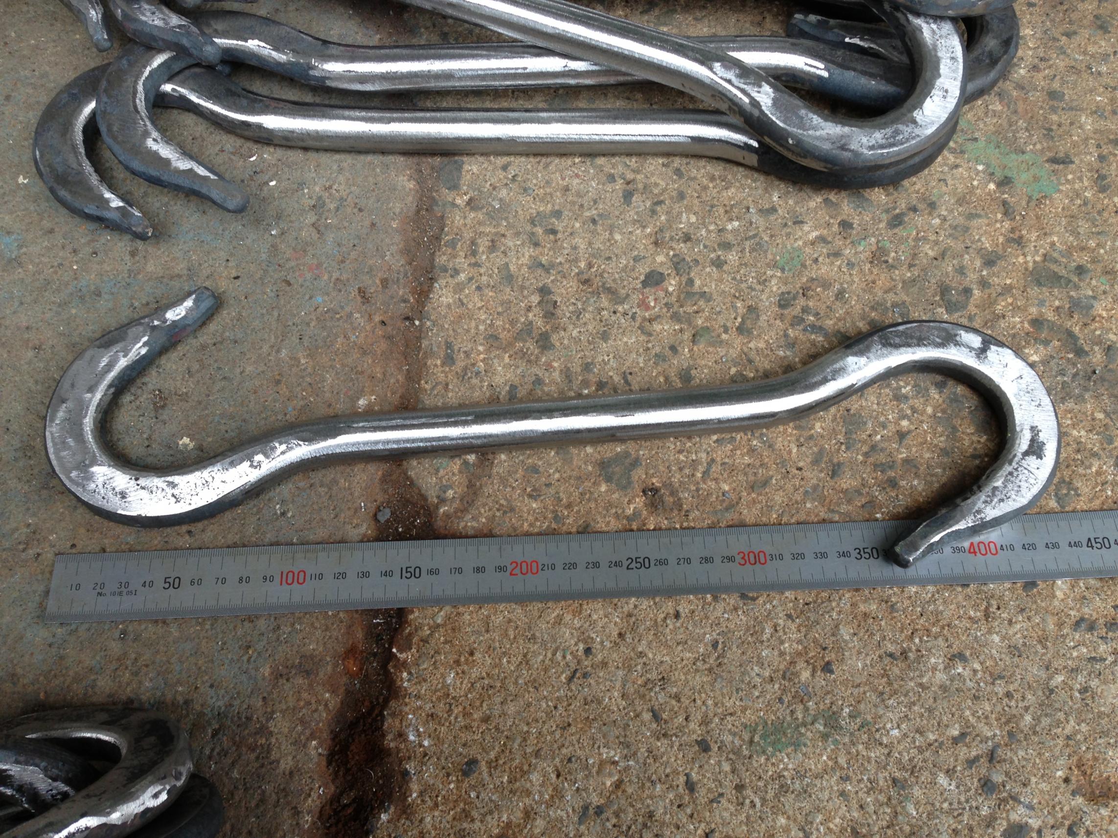 特注のS字フック。