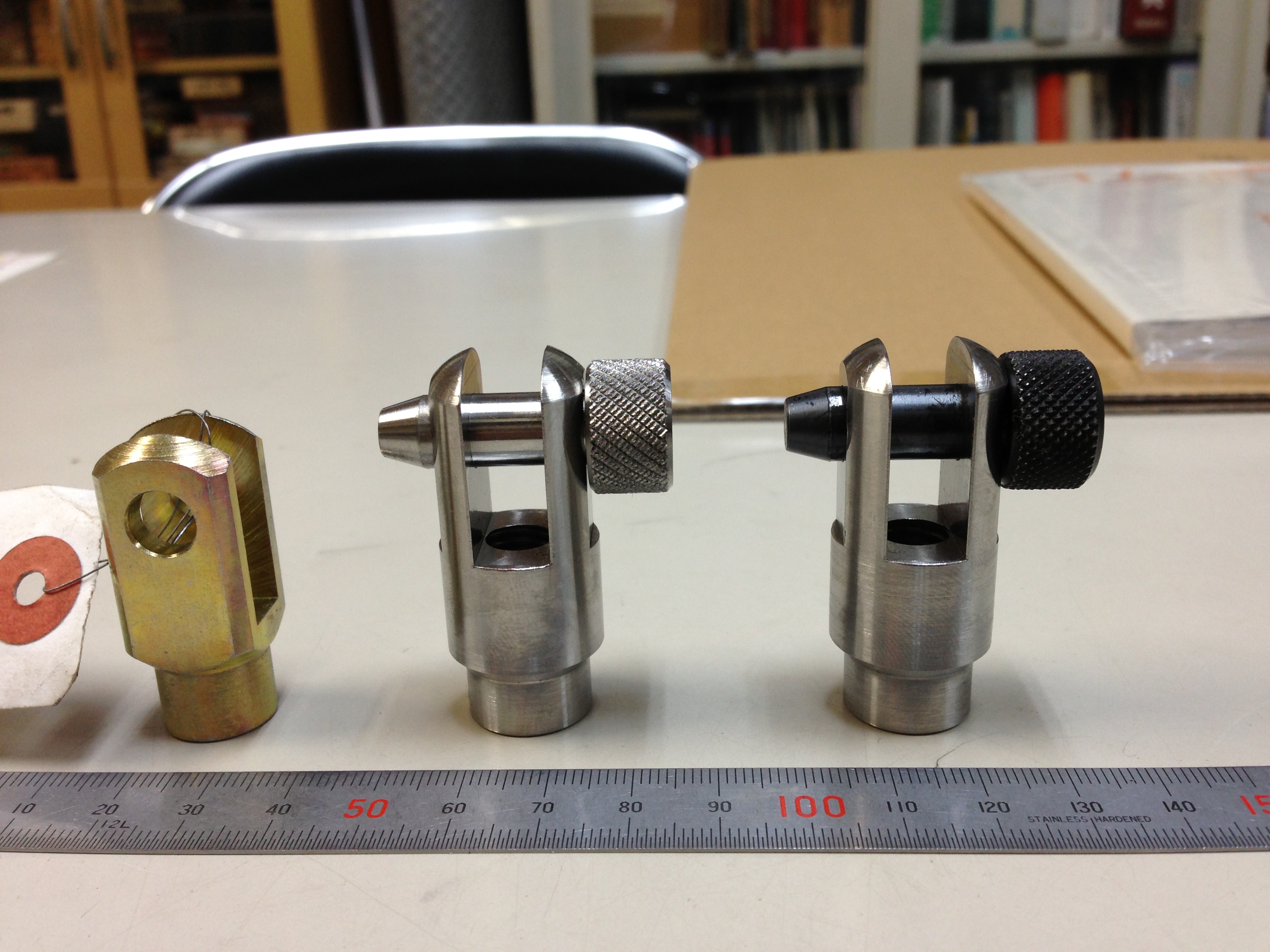 小さいピンとブラケット。