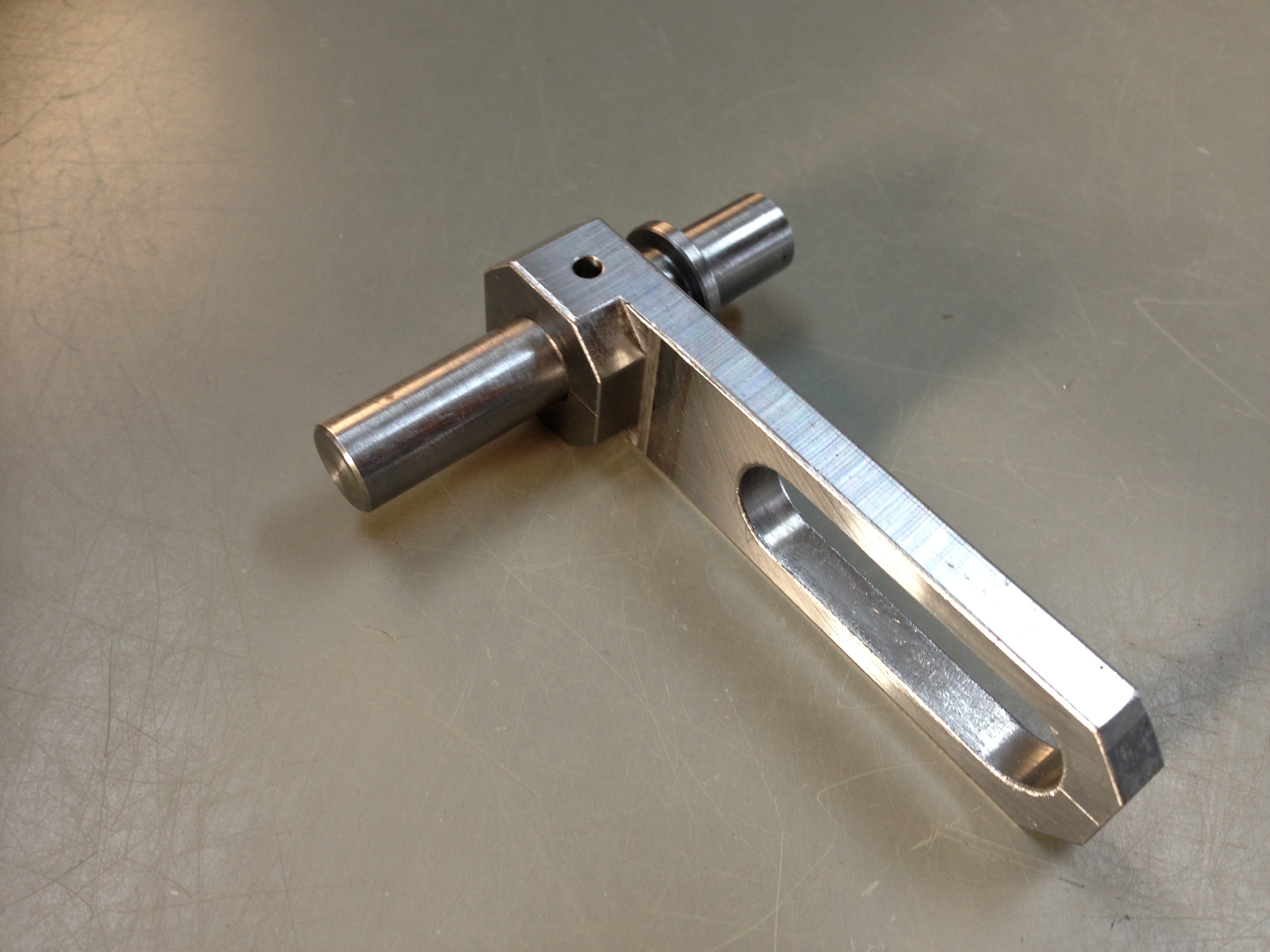 食品製造機械に使用されるピンとブラケット。