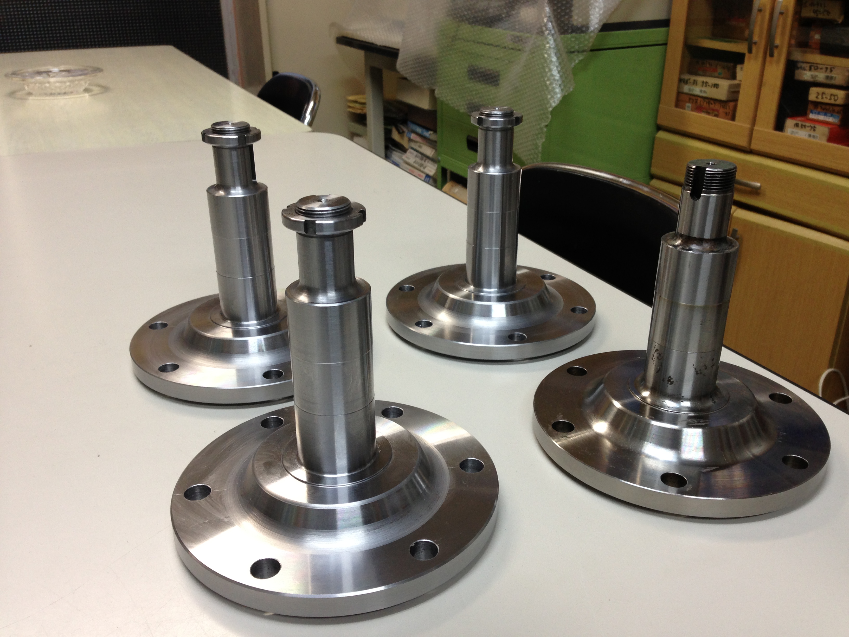 油圧駆動装置に使われるフランジ型の軸。