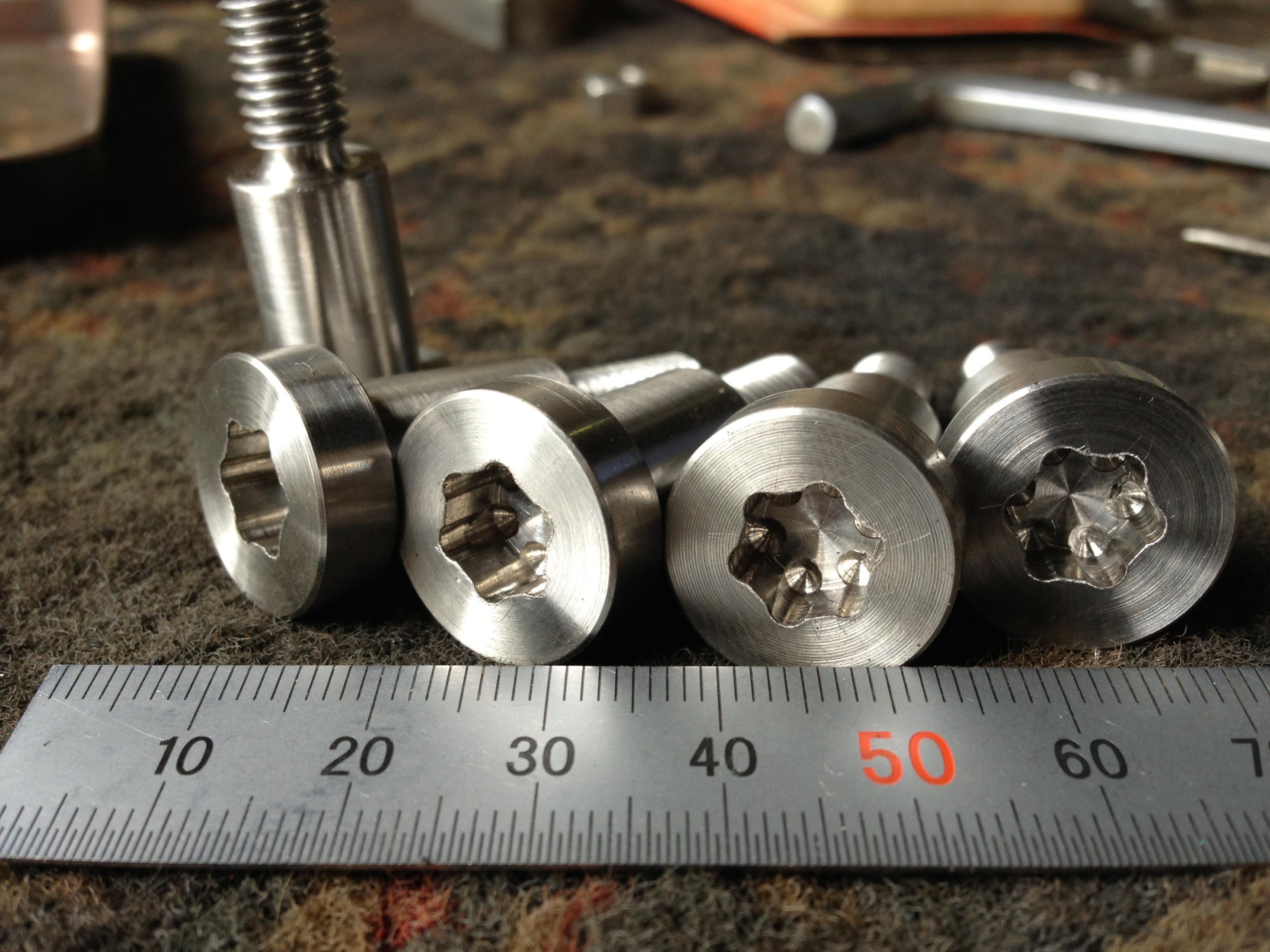 小さい六角穴付きボルト製作。