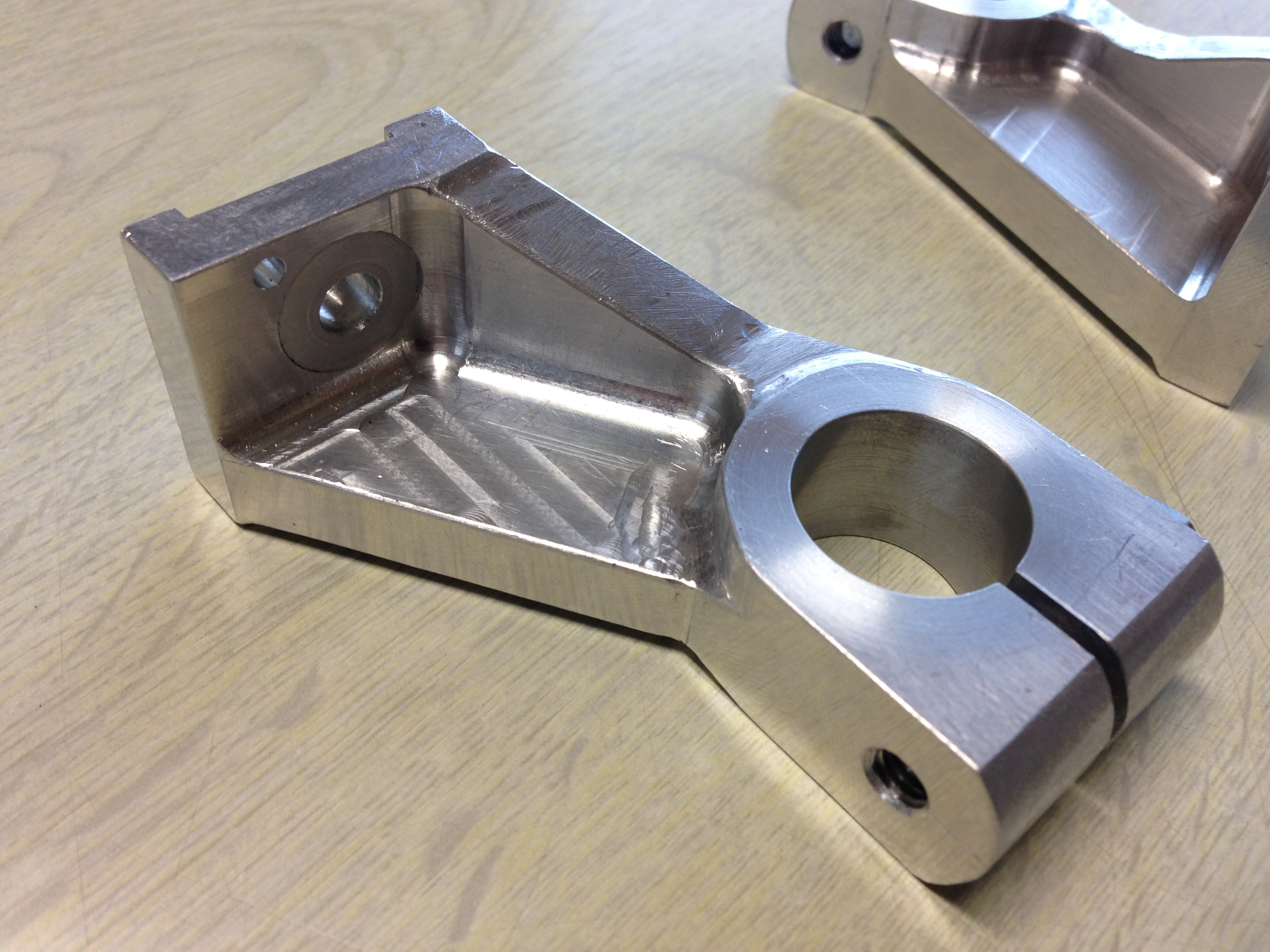 小さいアルミの特殊なブラケットの単品加工。