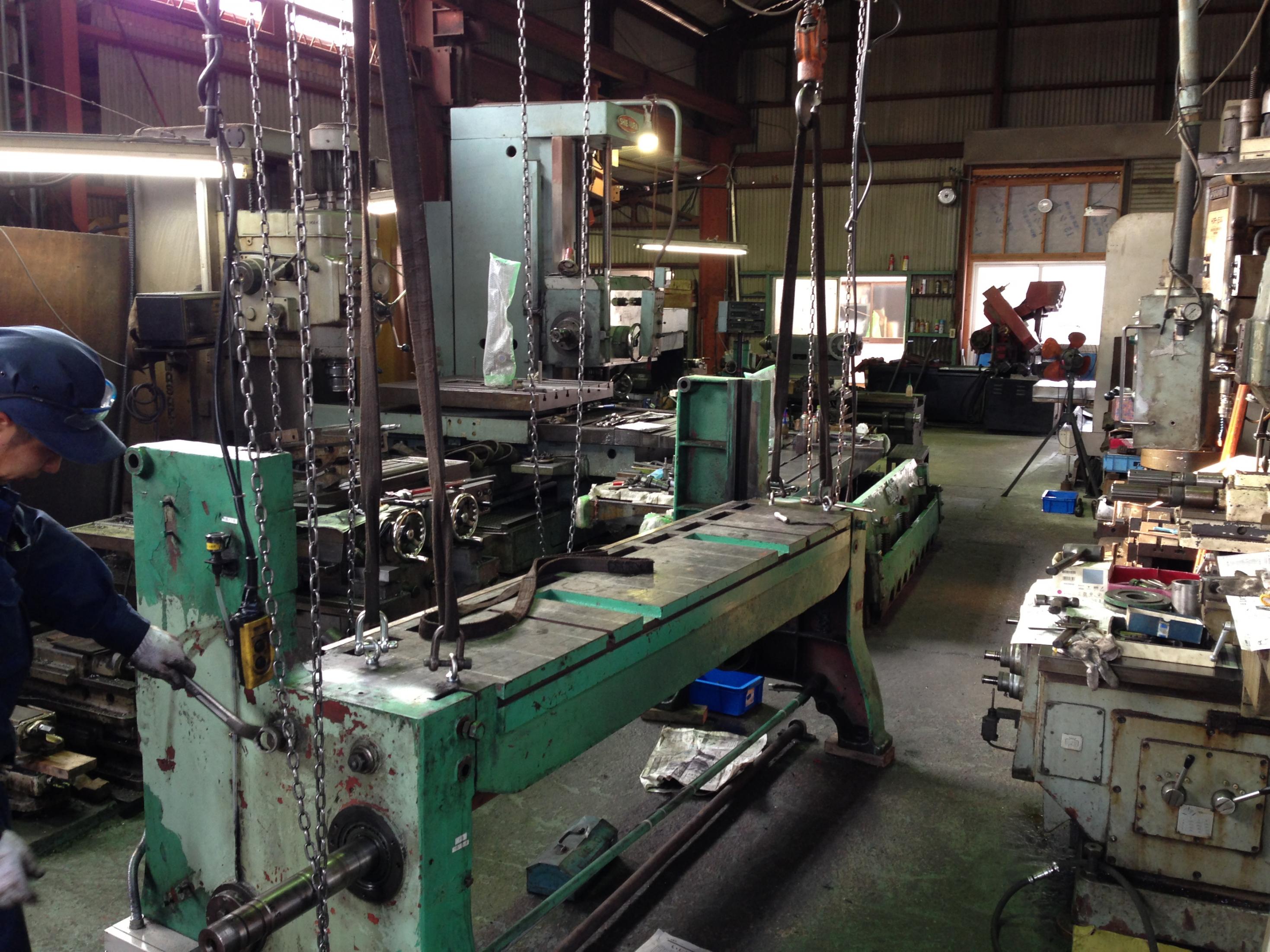 シャーリングの修理。機械を一旦全てバラバラに分解します。