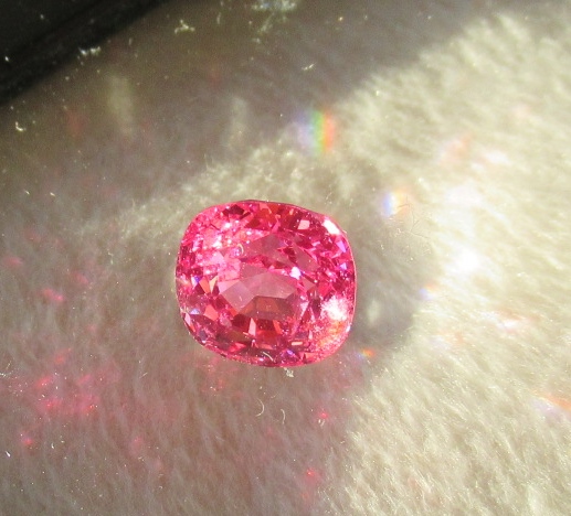 ビルマ産、2.77ct、ネオンピンクスピネル