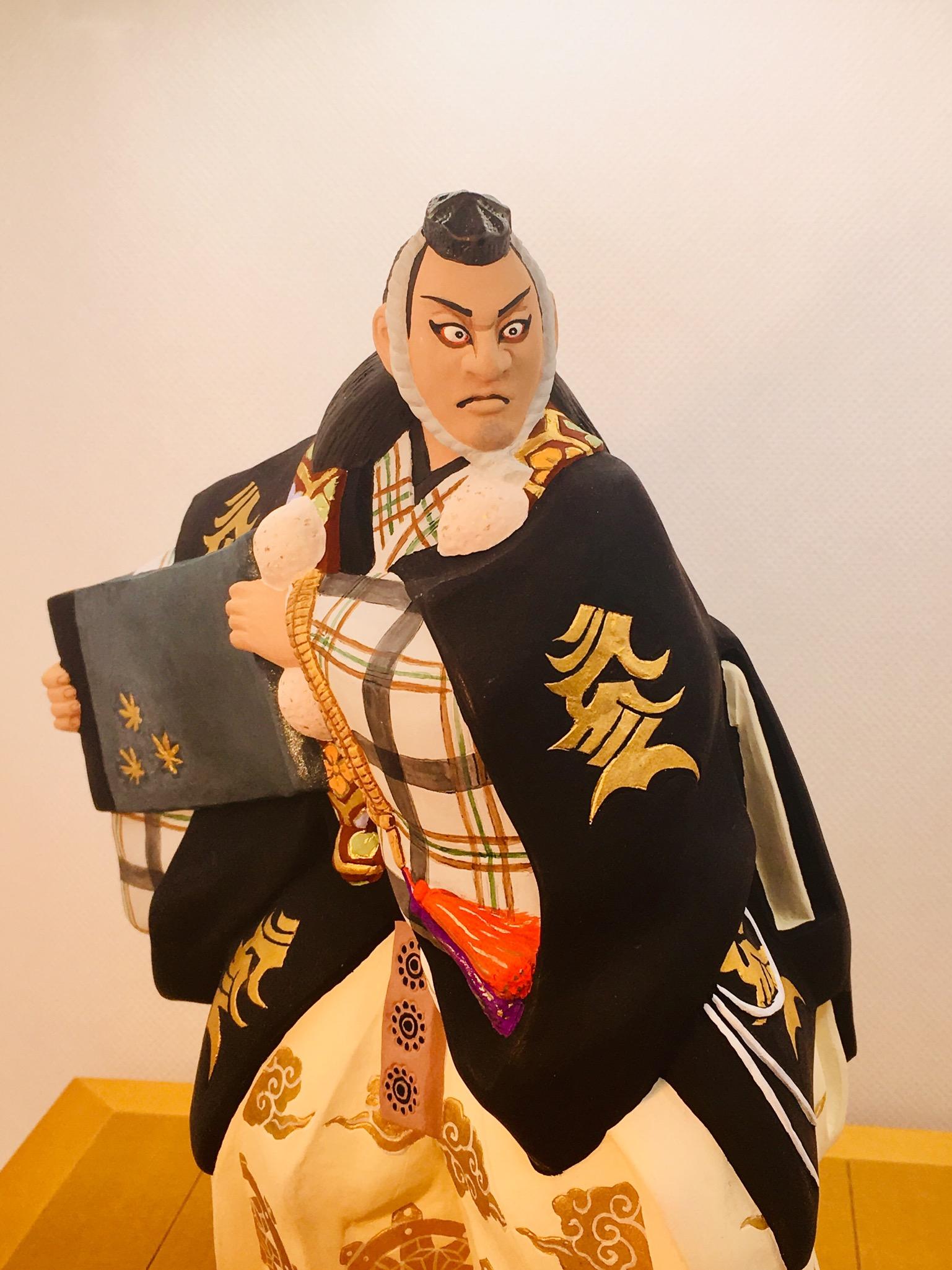 ご存知「勧進帳」の一場面より。安宅関所の番人。富樫が弁慶の詠みあげる勧進帳を訝しんで勧進帳をのぞき込もうとしたその時、偽物の勧進帳であることを悟られてはならない武蔵坊弁慶は必死の形相で巻物をその身に引き寄せ富樫の目から隠します。「主君である源義経を守らなければならない」ただその一心で獅子奮迅の働きをみせる武蔵坊弁慶の一途な姿は観る者の胸を熱くさせます。