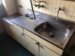 汚染の酷い流し台