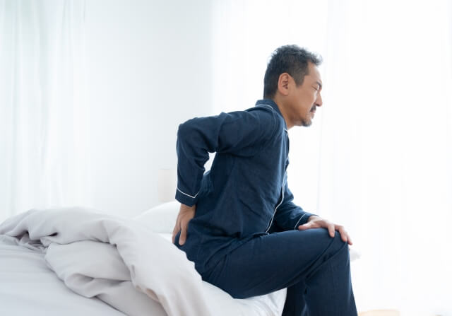 原因不明の激しい腰痛で苦しむ人