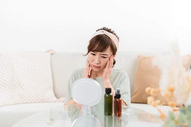 鏡の前でスキンケア
