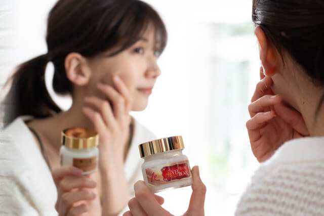 ベルボナモイストクリームを使う女性