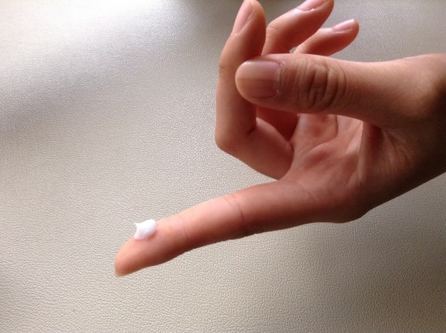 指にモイストクリーム